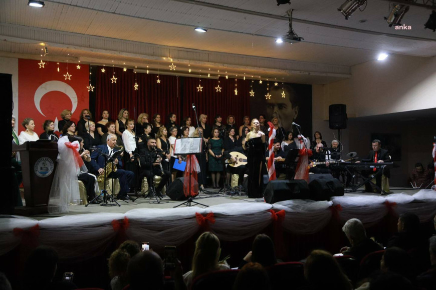 Burhaniye Belediyesi Kadın Korosu, ilk konserini verdi