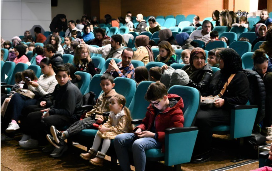 “Kalbimdeki Pervane” adlı ödüllü çocuk tiyatro oyununu, çocuklar ve aileleri izledi