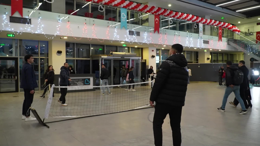 Balıkesir Büyükşehir Belediye Başkanı Akın, gençlere yönelik Genç Yakın Kart hizmetinin başlayacağını duyurdu