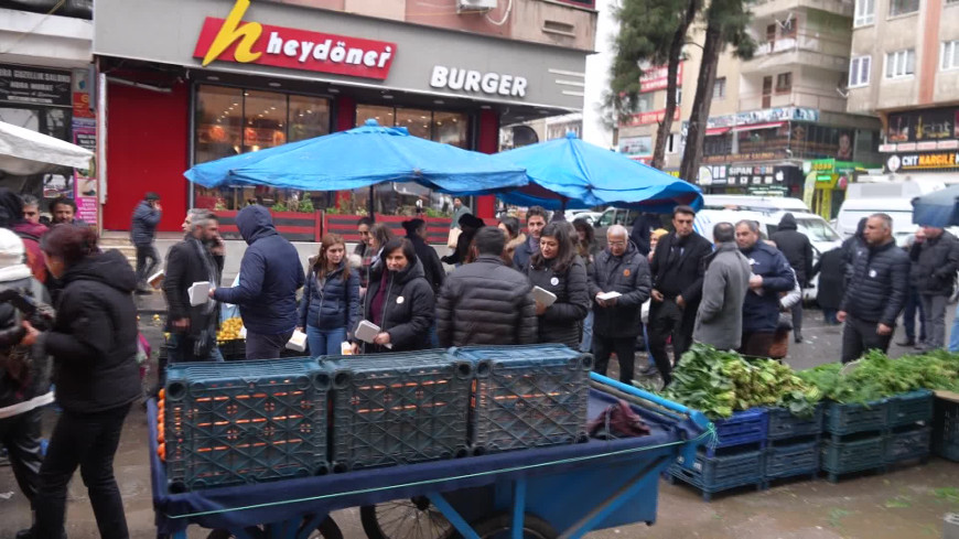 Diyarbakır’da Anadil Günü etkinliği... Semt pazarında esnafa Kürtçe fiyat etiketleri dağıtıldı