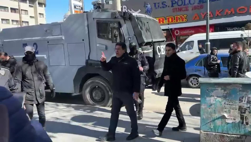 Van Büyükşehir Belediyesi'ne kayyum atanması... DEM Parti heyetinin caddede açıklama yapmasına polis izin vermedi