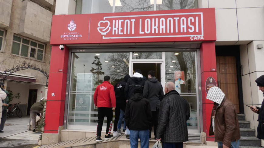 Kent Lokantası kuyruğundaki vatandaş: Hükümet utansın, emeklileri ezdi. Kendi çocuklarının, torunlarının harçlığı değil bize verdikleri maaş. Utansınlar. Geçinemiyoruz