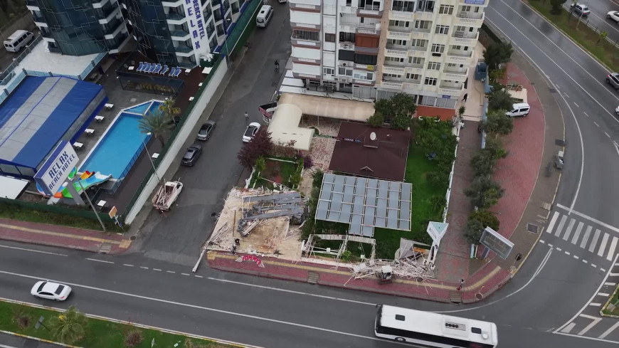 Alanya Belediyesi’nin park alanını işgal eden restoran yıkıldı