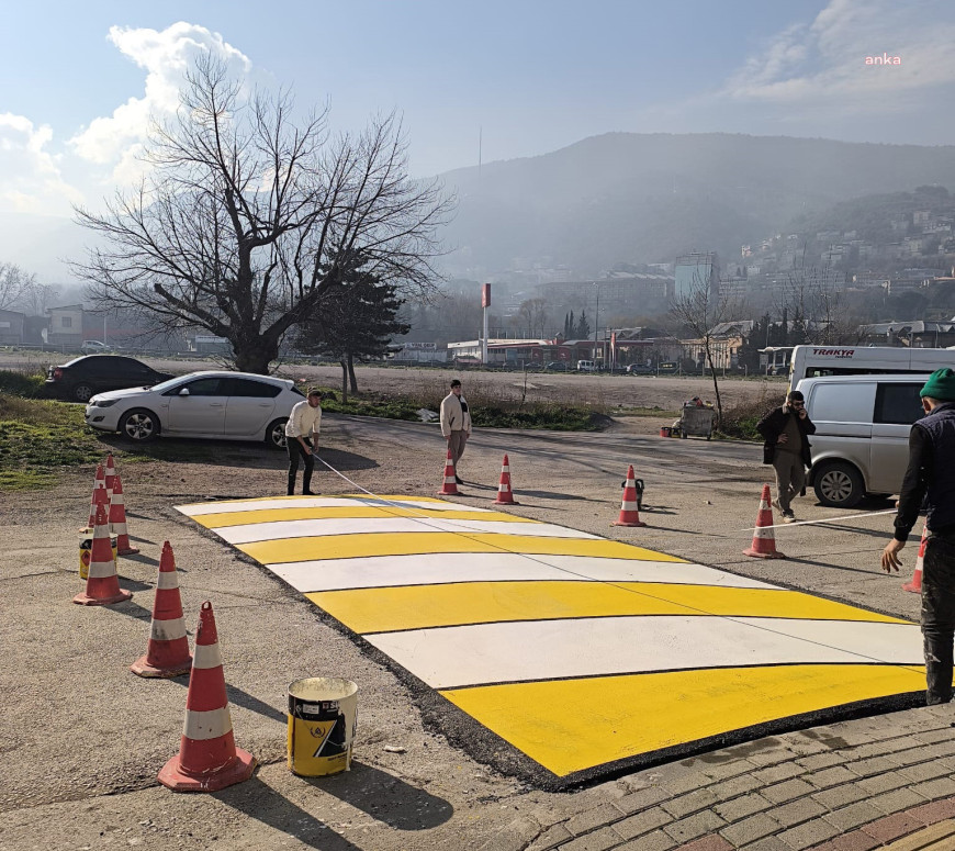 Osmangazi Belediyesi’nden okul önlerine ve caddelere hız kesici kasis