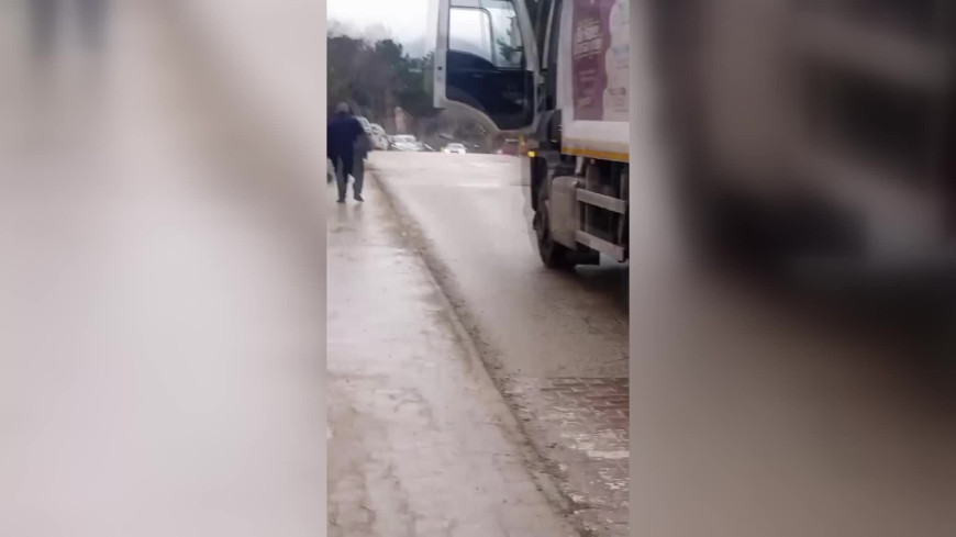 Safranbolu'da belediye personelinin Atatürk portresine gösterdiği hassasiyet kameraya yansıdı 