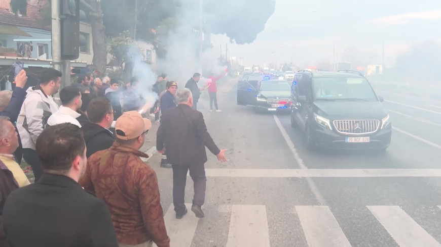 CHP Lideri Özel, Ankara-İzmir yolunda "Manisa'nın gururu, Türkiye'nin umudu" sözleriyle karşılandı