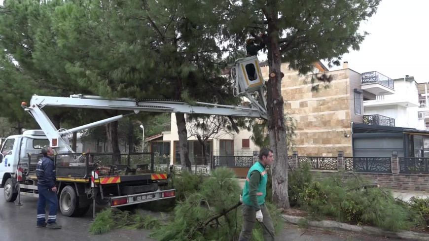 Kuşadası Belediyesi’nin temizlik ve hizmet seferberliği, Kadıkalesi'nde devam etti