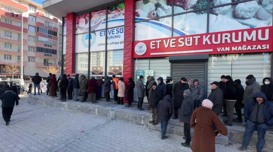 Van’da eksi 10 derecede et kuyruğu... Emekli vatandaş: "Geçim olsa eti kasaptan alırdık sabahın 5’inde gelip burada sıraya girmezdik"