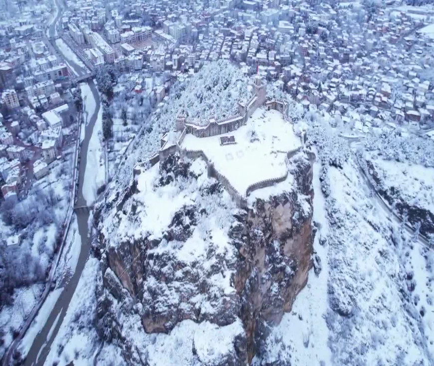 Beyaza bürünen Sinop Boyabat Kalesi drone ile görüntülendi