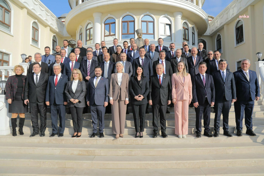 CHP'li il belediye başkanları toplantısı sonuç bildirgesi: "Sayın Ekrem İmamoğlu’nu millet adına göreve davet ediyor, ön seçimde aday olmaya çağırıyoruz.''