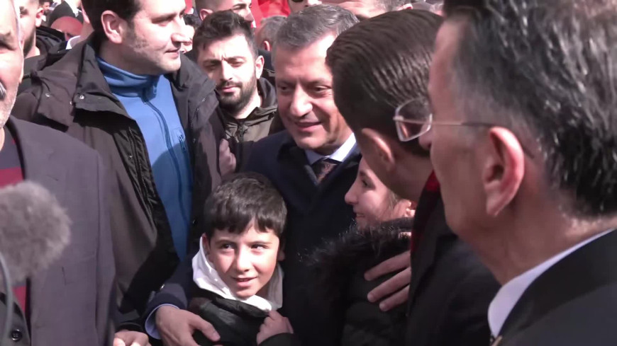 Özgür Özel, Erzincan’da esnaf ziyareti yaptı… “Tayyip Bey’in bir belediyelere bir de esnafa hırsı geçmedi”