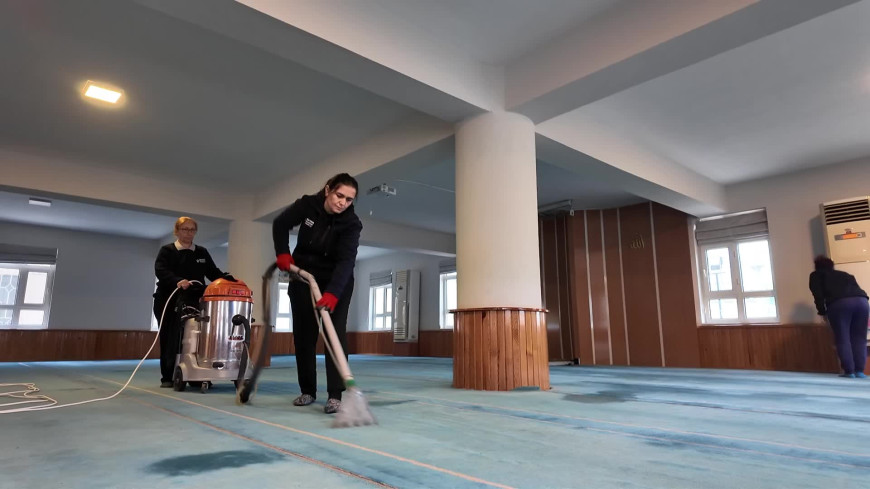 Bornova’da camiler, ilk teravih namazına hazırlandı