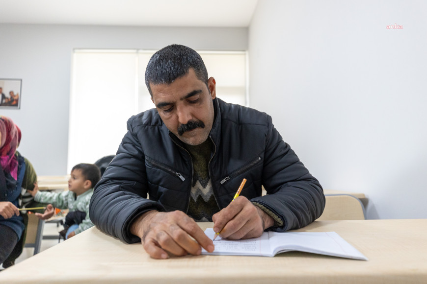  Mersin Büyükşehir Belediyesi, MERCEK kursları ile eğitim alamamış vatandaşlara okuma-yazma öğretiyor 