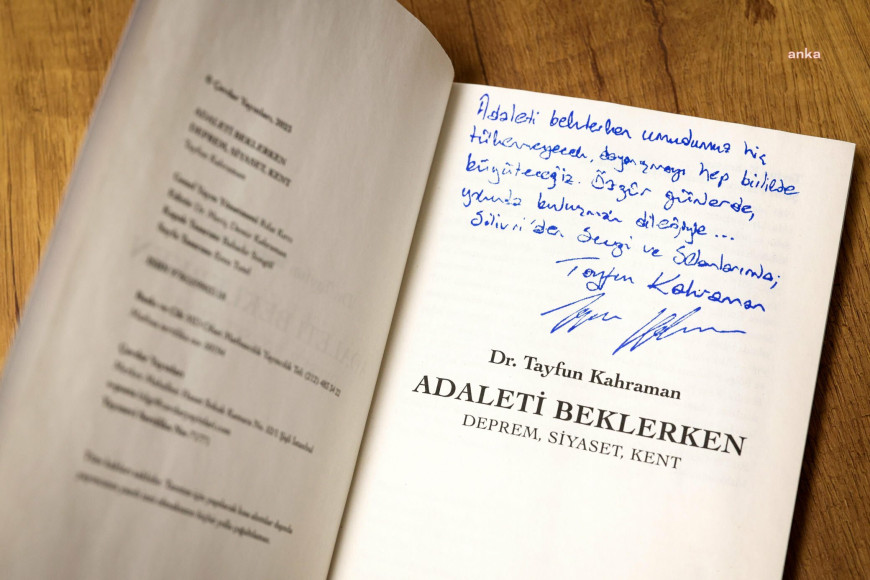 Tayfun Kahraman, Özgür Özel’e kitabını hediye etti... Özel: “Dayanışmayı büyüteceğiz ve özgür günlerde buluşacağız”