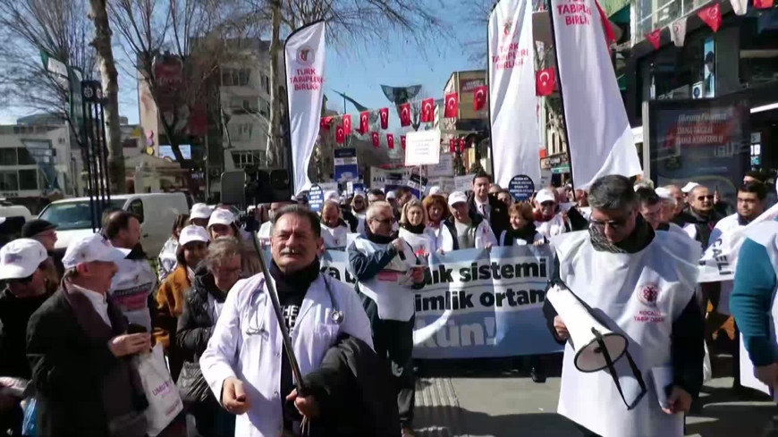 Hekimlerin "Beyaz Yürüyüşü" İzmit'te: "Sağlıkta ticaret ölüm demektir... Beş dakikada sağlık olmaz"