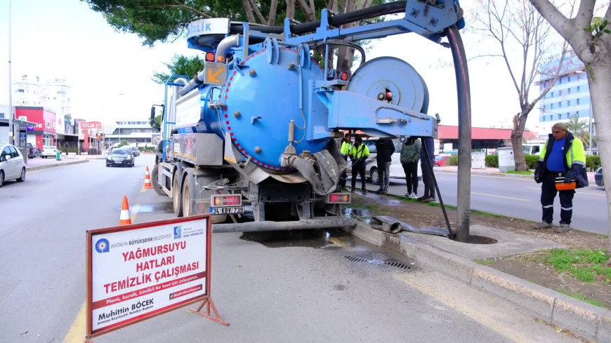 Antalya Büyükşehir Belediyesi ASAT Genel Müdürlüğü, yağmur suyu hattı temizlik çalışmalarına devam ediyor