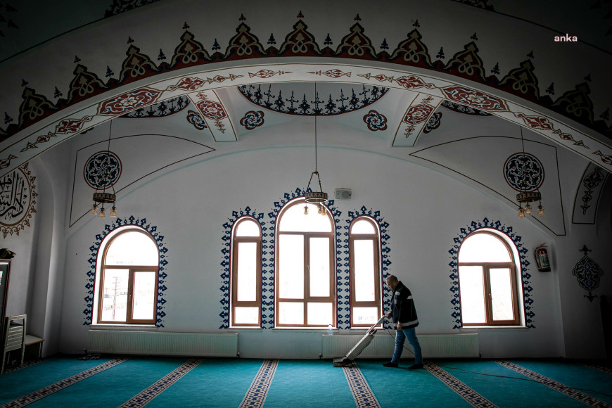 Keçiören Belediyesi’nden kandil öncesi camilerde temizlik