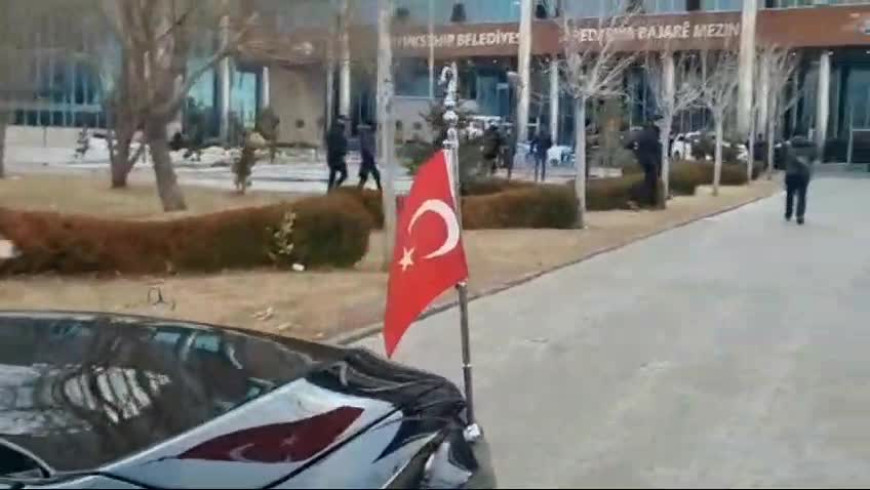 Van Büyükşehir Belediyesi'ne kayyum olarak atanan Vali Ozan Balcı, belediye binasına girdi