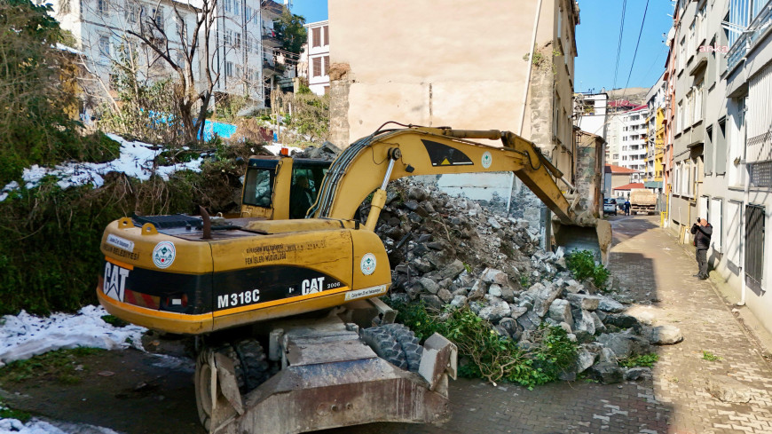 Giresun’da tehlike oluşturan metruk binalar yıkılıyor 