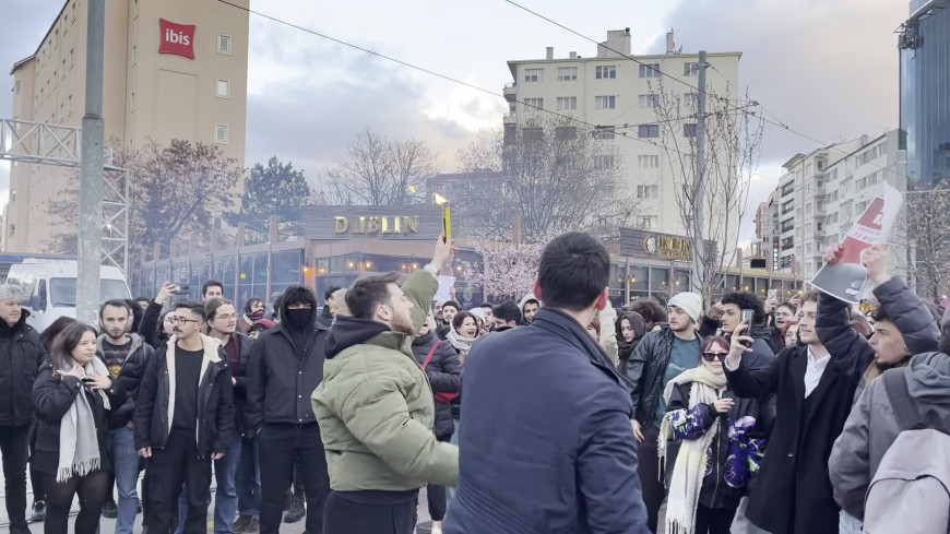 Eskişehir'de üniversite öğrencileri İmamoğlu'na destek amacıyla yürüyüş gerçekleştirdi