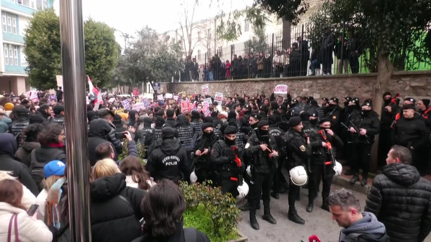 İstanbul Üniversitesi önünde diploma ve gözaltı protestosu