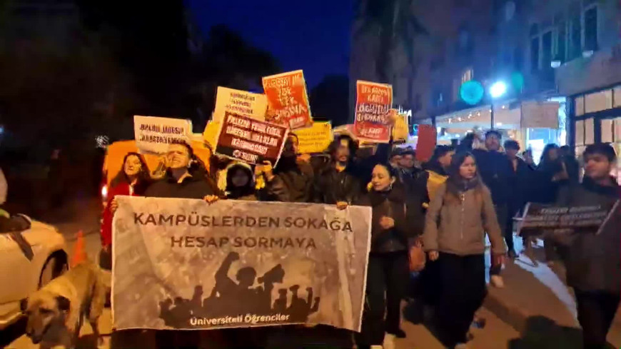 İzmir'de üniversite öğrencilerinden gözaltılara protesto: Ülkemizin itildiği karanlığı mutlaka aydınlığa kavuşturacağız 