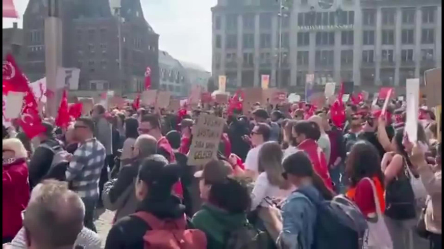 Hollanda'nın başkenti Amsterdam'da İmamoğlu protestosu