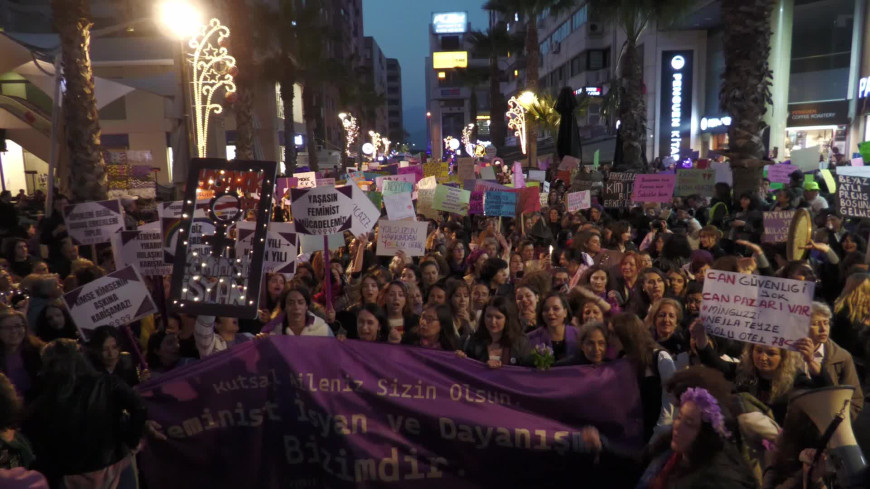 İzmir’de yüzlerce kadın hakları için yürüdü... "Haklarımızı gasp edenlere karşı feminist öfkemizle, isyanımızla, dayanışmamızla buradayız"