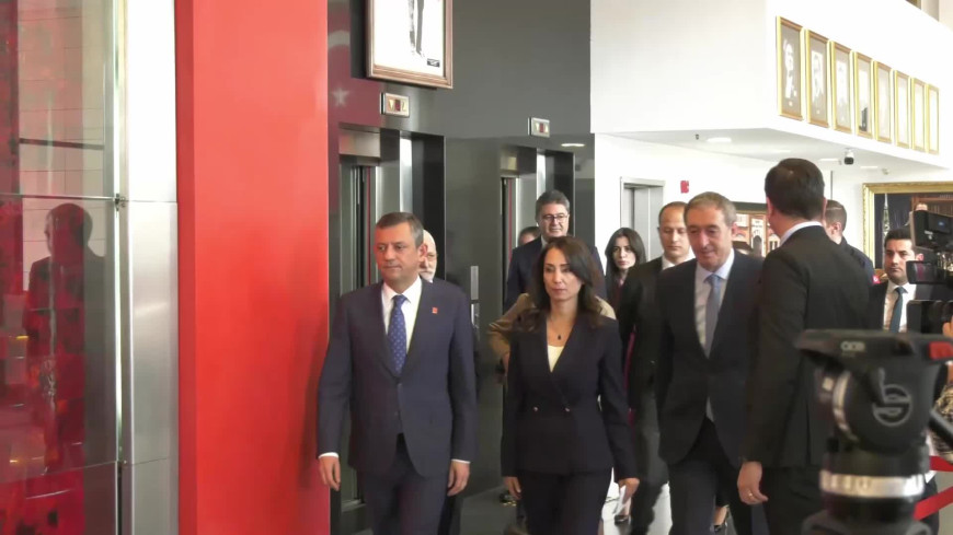 DEM Parti Eş Genel Başkanlarından CHP'ye ziyaret… Hatimoğulları: "Kürt sorununun çözümünü içeren demokratikleşme paketi hazırlıklarıyla ilgili bilgilendirdiler"