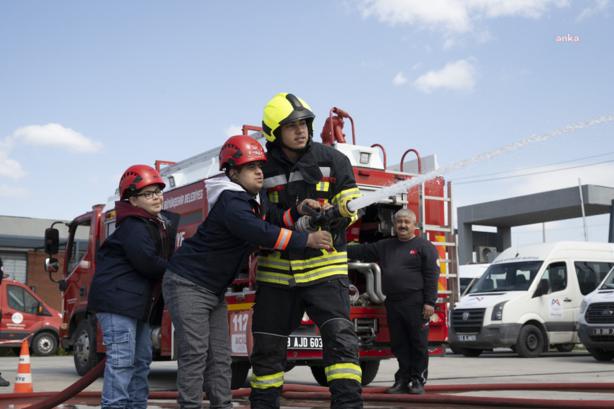 Mersin’de Down sendromlu çocuklar bir günlüğüne itfaiyeci oldu