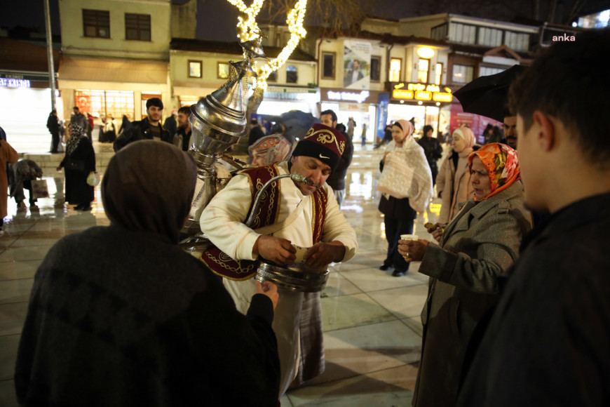 Eyüpsultan’da teravih namazı sonrası şerbet ikram edildi