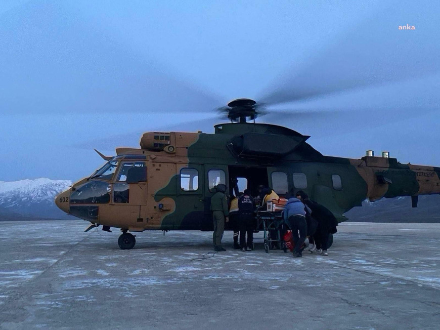 Hakkari'de bilinci kapanan bebek askeri helikopter ile Van Eğitim Araştırma Hastanesi'ne tahliye edildi