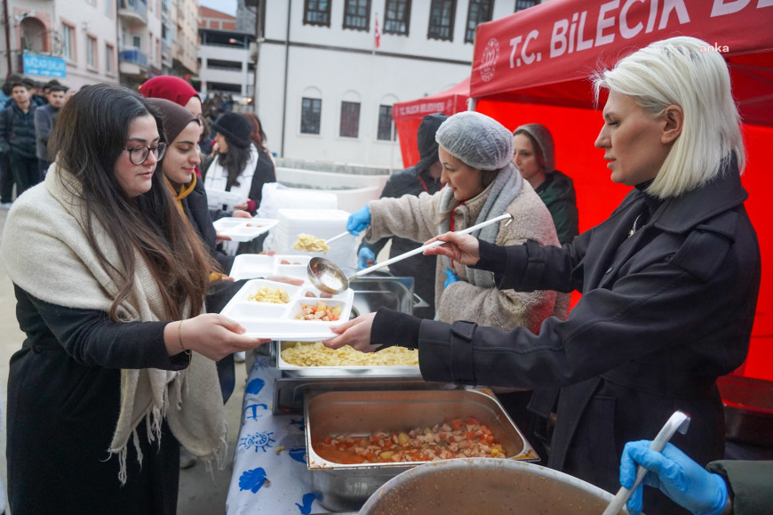 Bilecik Belediye Başkanı Subaşı, iftar çadırında vatandaşlarla bir araya geldi