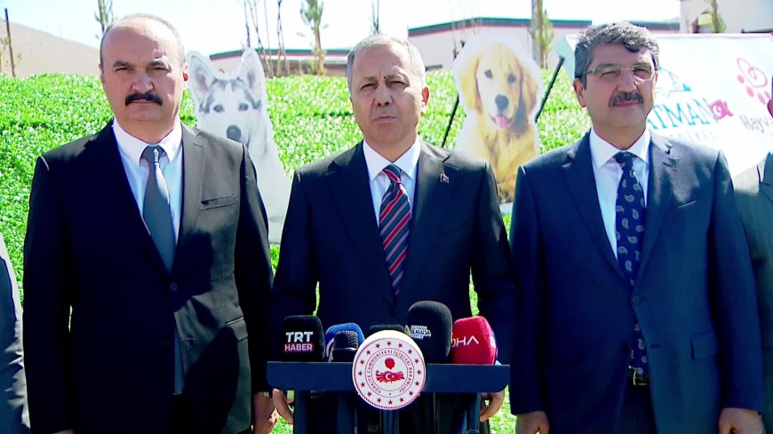 Yerlikaya’dan ''sokak köpekleriyle'' ilgili açıklama: ''Müfettişler, valiliklerin, büyükşehir, il ve ilçe belediyeleriyle, il özel idarelerinin uygulamalarını, yerinde detaylı olarak inceleyecek'' 