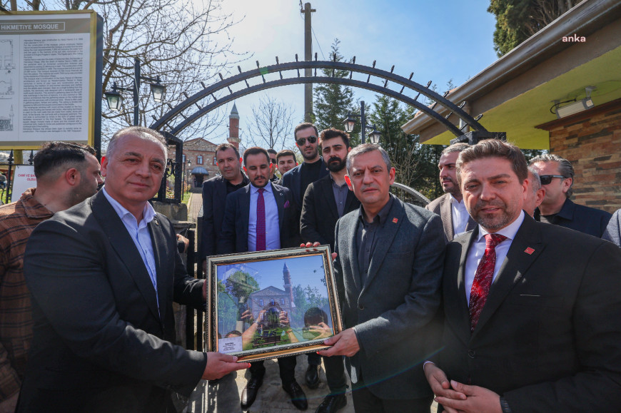 Özgür Özel'e, Kocaeli'de tarihi cami fotoğrafı hediye edildi