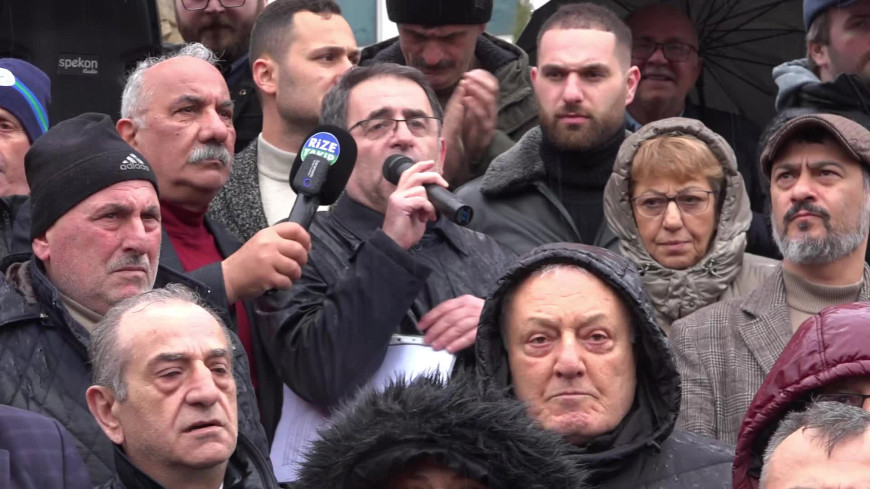 Rize'de protestolar devam ediyor... CHP Rize İl Başkanı Saltuk Deniz: "AKP'nin uygulamalarına buradan bir kez daha kırmızı kart gösteriyoruz"