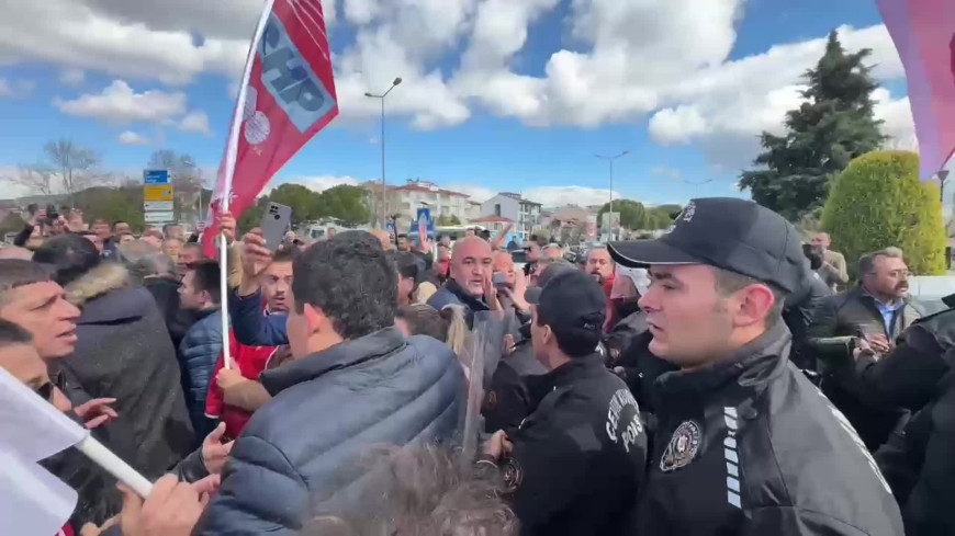 İmamoğlu’nun gözaltına alınmasını protesto amacıyla Muğla Adliyesine yürüyen gruba polis biber gazıyla müdahale etti