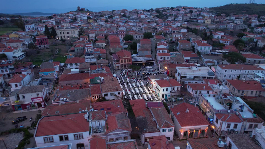 Ayvalık Belediyesi'nin Cunda Adası'nda düzenlediği iftar sofrasında binlerce vatandaş bir araya geldi 