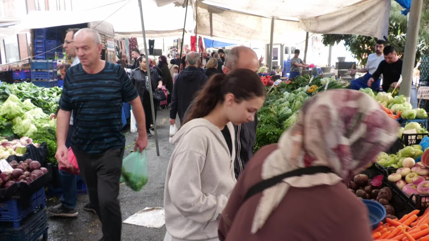 Semt pazarında ANKA'ya konuşan vatandaşlar: Sağlık, eğitim, ekonomi yerin dibine girmiş, ağzını açanı içeri atıyorlar, hakkımızı savunmayacak mıyız kardeşim!