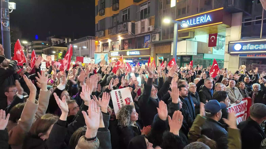 Trabzon'da öğrencilerden Ekrem İmamoğlu’na destek: “Yılmayın, yıkılmayın, hepimiz seninleyiz”