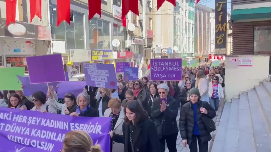 Artvin ve Hopa'da kadınlardan 8 Mart yürüyüşü