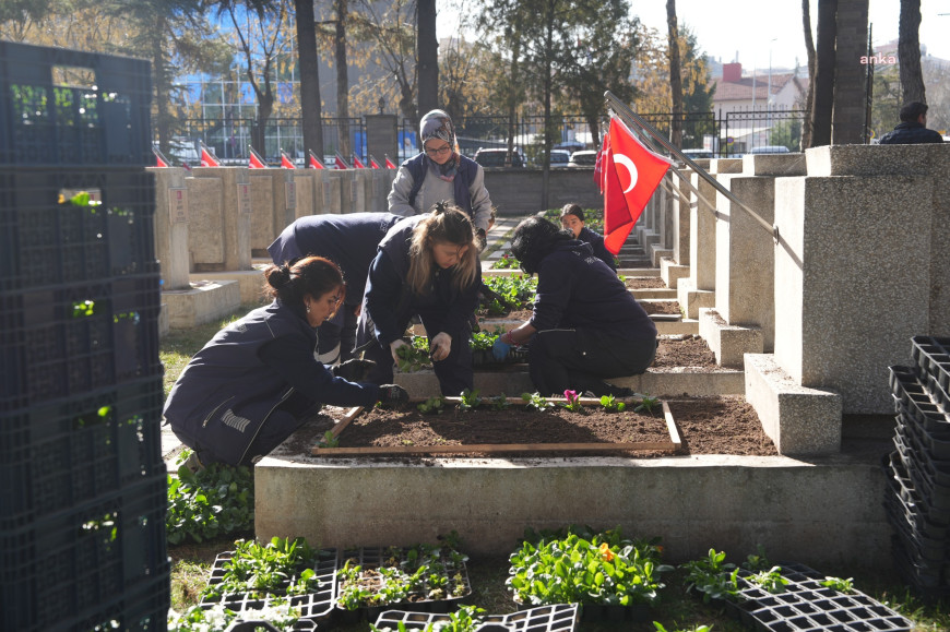 Eskişehir'de şehit mezarlıkları çiçeklerle donatıldı