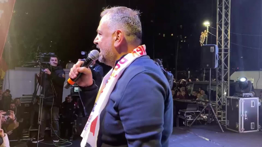 İzmir’de ‘demokrasi nöbeti’ 4. gününde... CHP İzmir İl Başkanı Aslanoğlu: "Korkutmaya, sindirmeye çalışanlara inat ayaktayız"