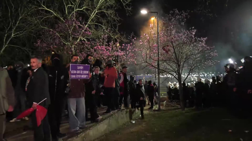 Taksim'e yürümek isteyen gençlerle polis arasındaki gerilim gece boyunca devam etti