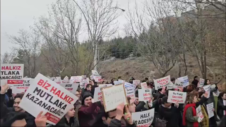  Hacettepe Üniversitesi öğrencileri gözaltıları protesto etti: ''Saray rejimi, baskıyla, sindirme politikalarıyla halkı susturacağını sanıyorsa büyük bir yanılgı içindedir''