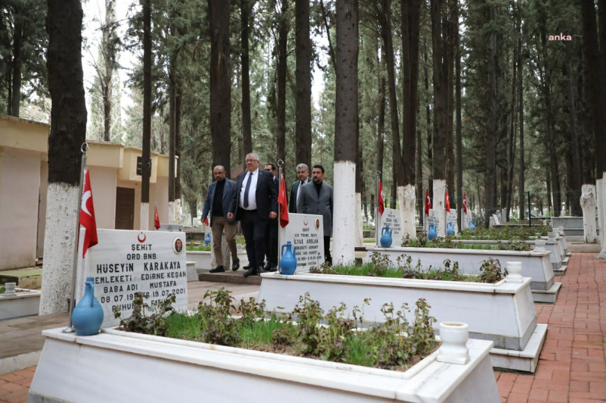 Edremit Belediyesi, şehitlerde bakım çalışması yapıyor