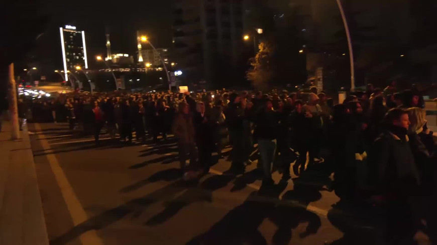 "Hükümet istifa" sloganları eşliğinde gözaltıları protesto eden ODTÜ'lü öğrencilere biber gazlı müdahale