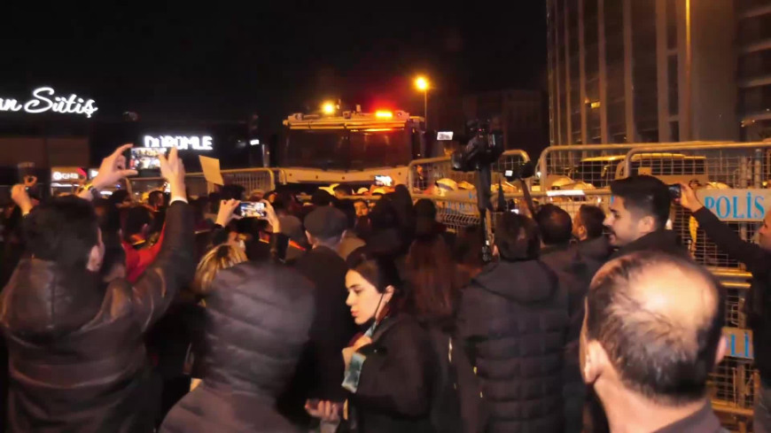 İstanbul Adliyesi önünde avukatlarla polis arasında gerginlik