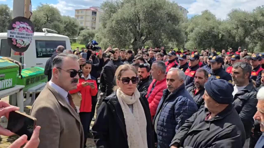 Nazilli'de itfaiye erine ait evde çıkan yangından hayatını kaybeden anne ve iki çocuğu toprağa verildi