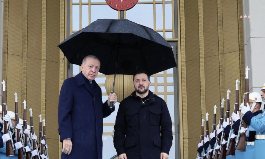 Trump ve Zelenski’nin tartışmasının ardından Ukrayna’nın Türkiye misyonu, Cumhurbaşkanı Erdoğan’ın Zelenki’yi şemsiyesi altına aldığı fotoğrafı paylaştı